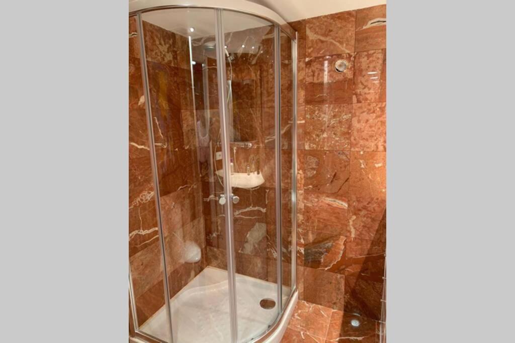 Jaguar Apartment *